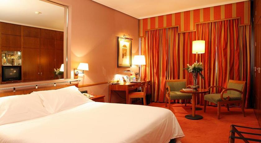 Hotel Palafox Zaragoza Luaran gambar A room at the hotel