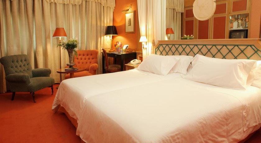 Hotel Palafox Zaragoza Luaran gambar A room at the hotel