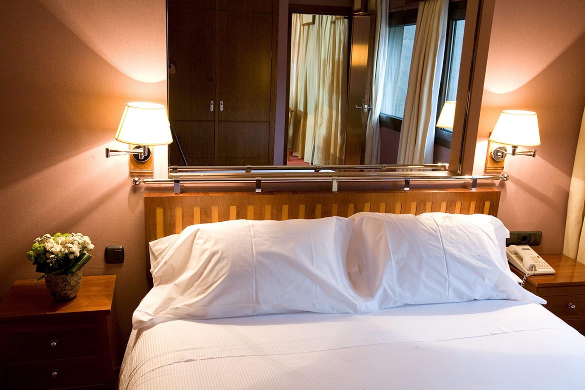 Hotel Palafox Zaragoza Luaran gambar A room at the hotel