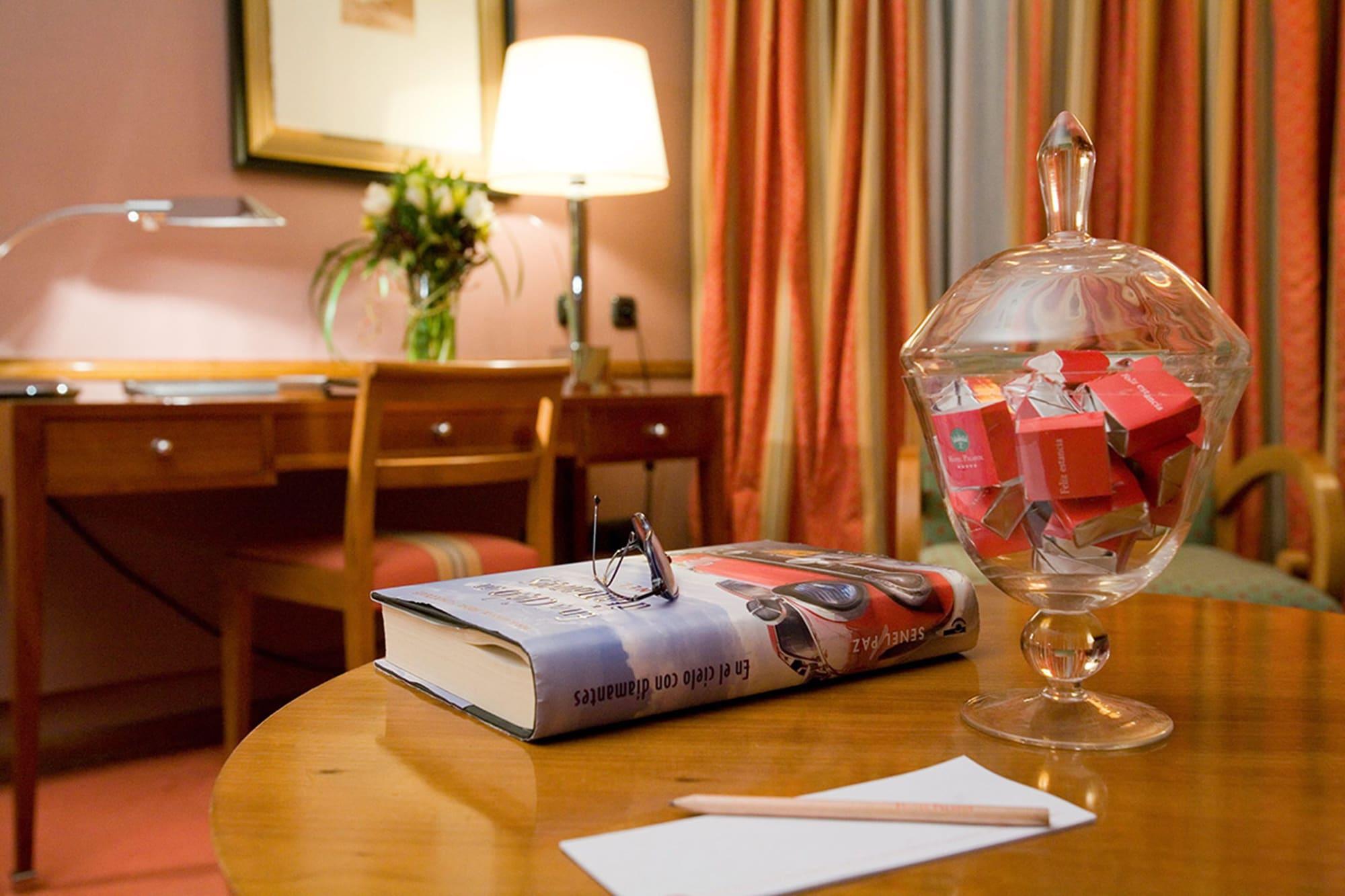 Hotel Palafox Zaragoza Luaran gambar A room at the hotel
