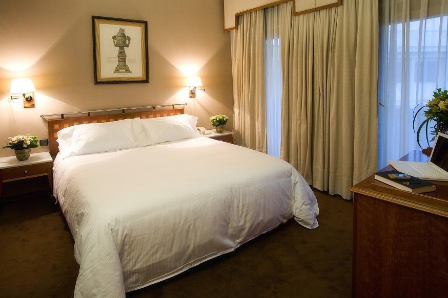 Hotel Palafox Zaragoza Luaran gambar A bedroom at the hotel
