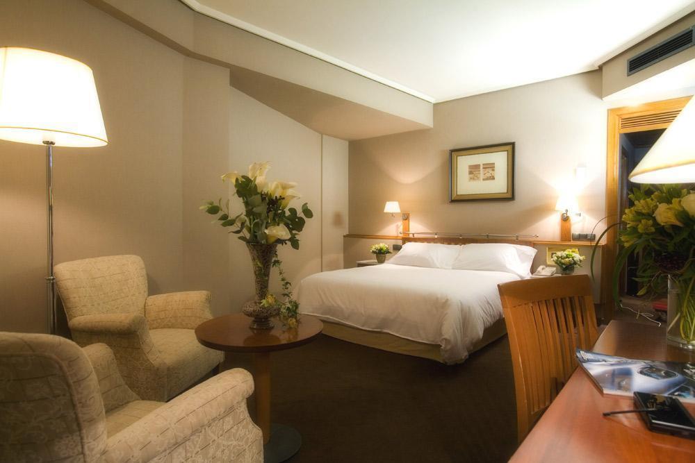Hotel Palafox Zaragoza Bilik gambar A room at the hotel