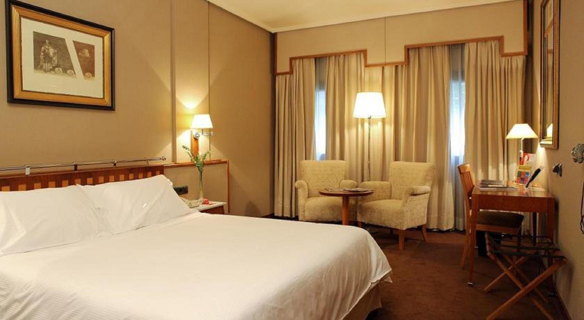 Hotel Palafox Zaragoza Luaran gambar A room at the hotel
