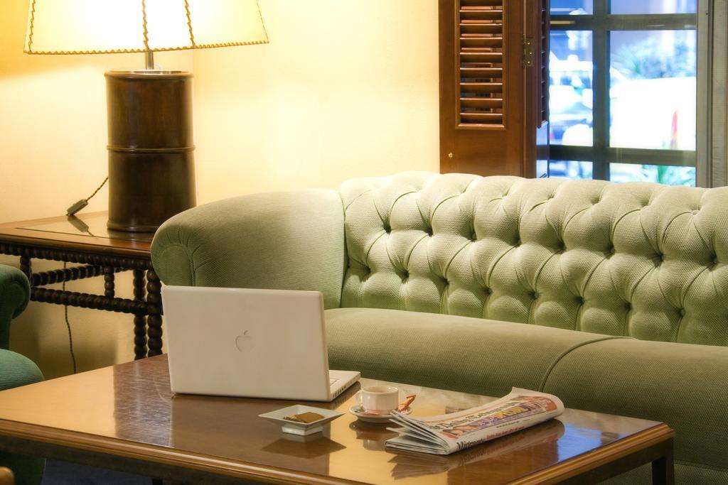 Hotel Palafox Zaragoza Luaran gambar A couch in a living room