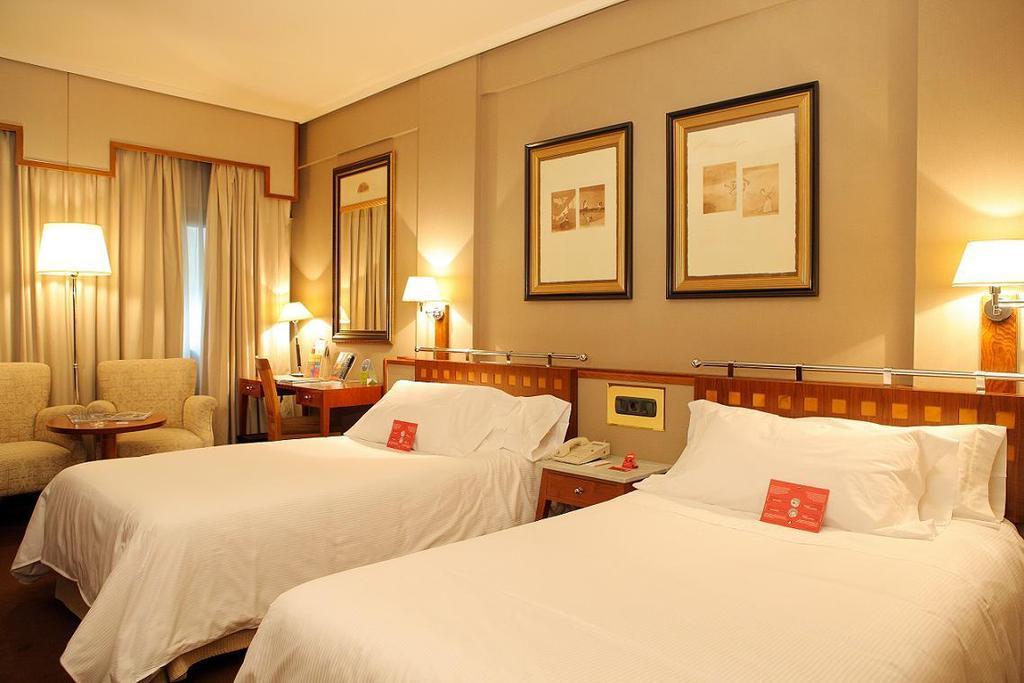 Hotel Palafox Zaragoza Luaran gambar A room at the hotel