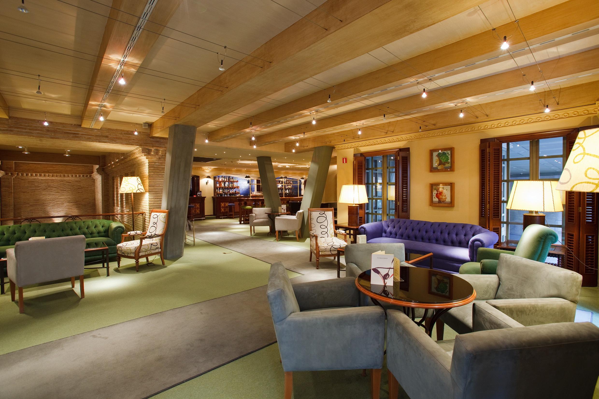 Hotel Palafox Zaragoza Luaran gambar The lounge at the airport