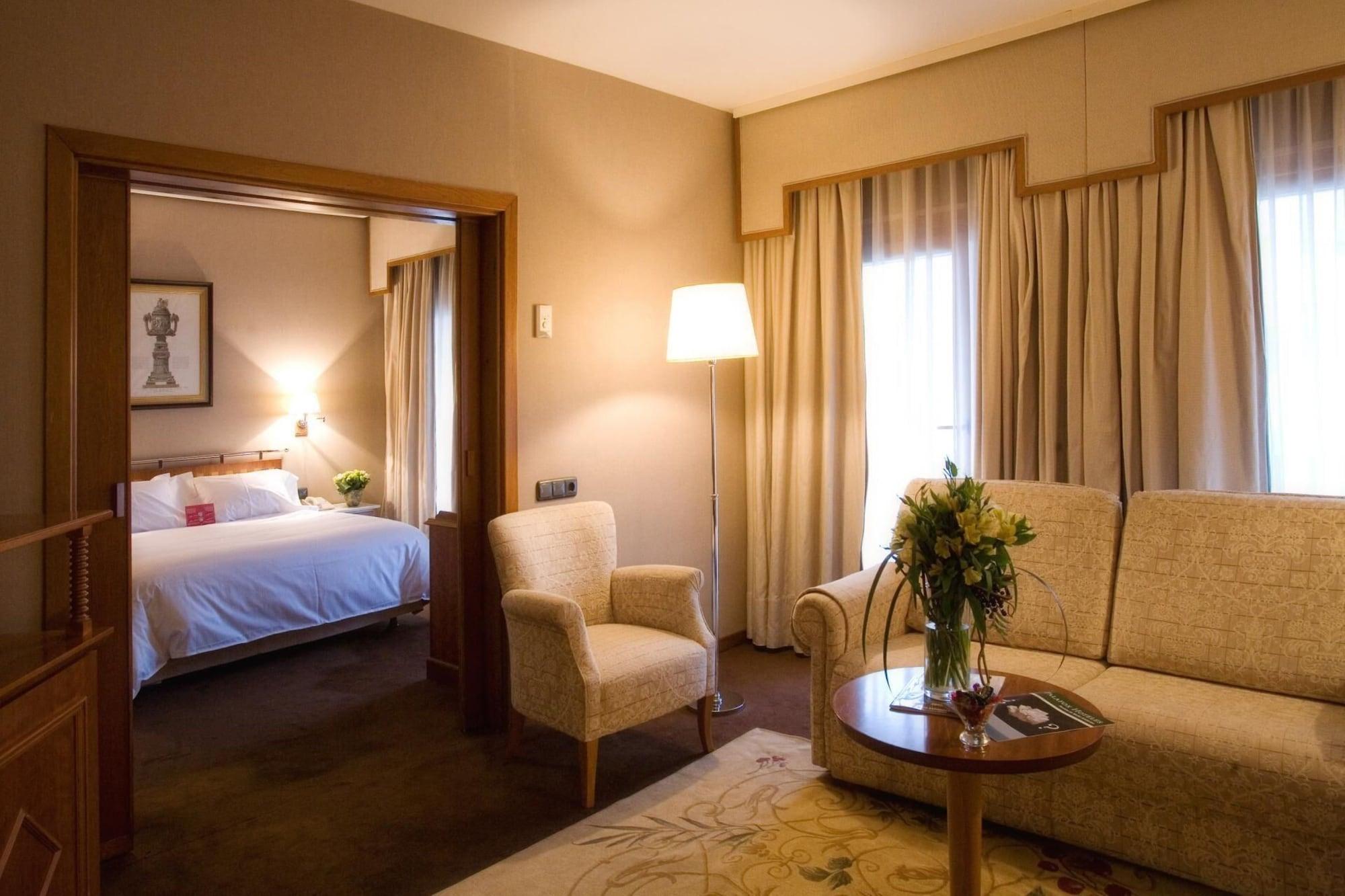 Hotel Palafox Zaragoza Luaran gambar A suite at the Hotel Palace Madrid