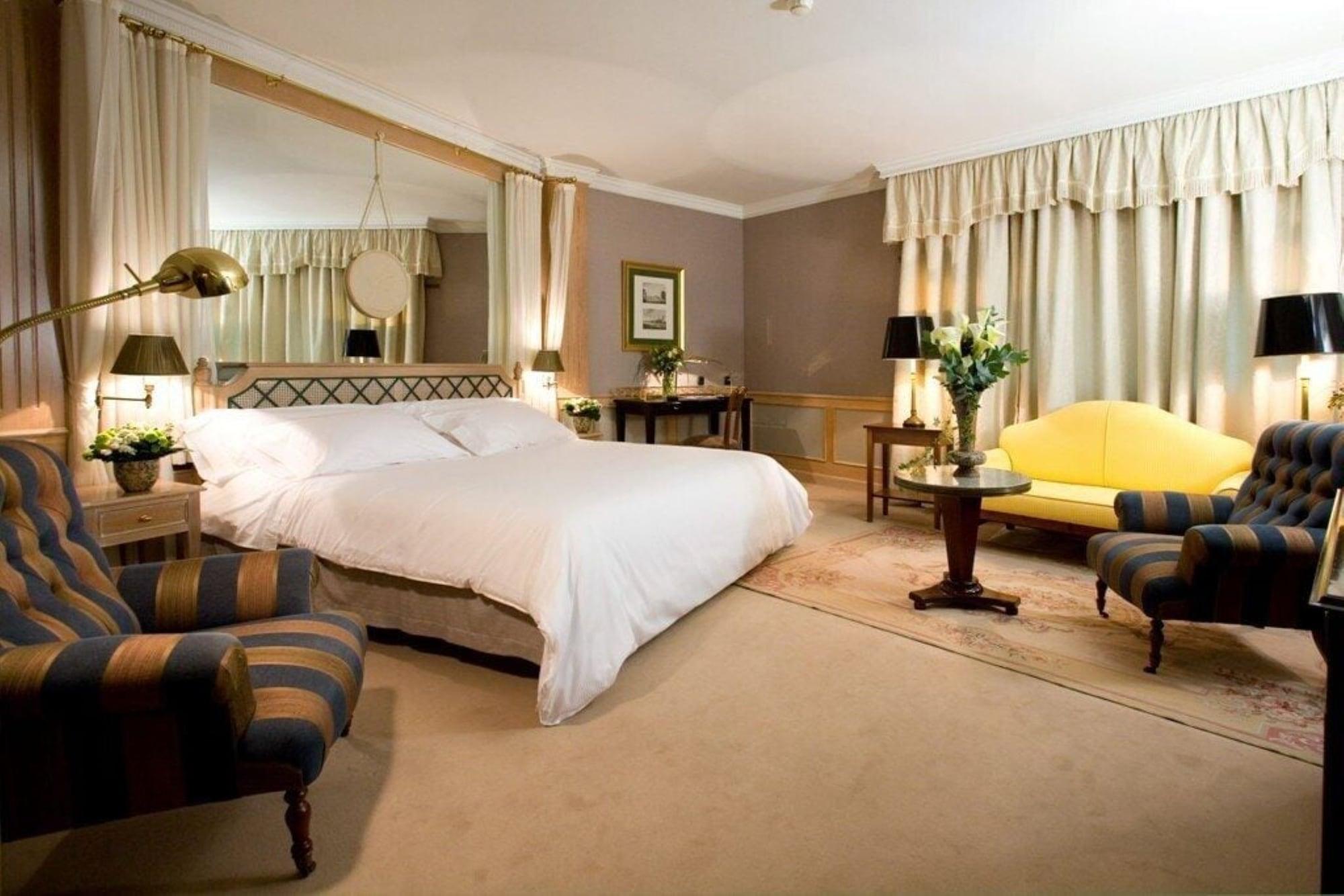 Hotel Palafox Zaragoza Luaran gambar A suite at the hotel