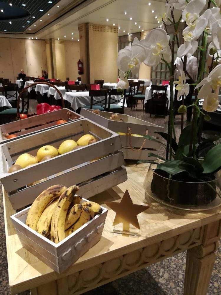 Hotel Palafox Zaragoza Luaran gambar Fruit at a buffet