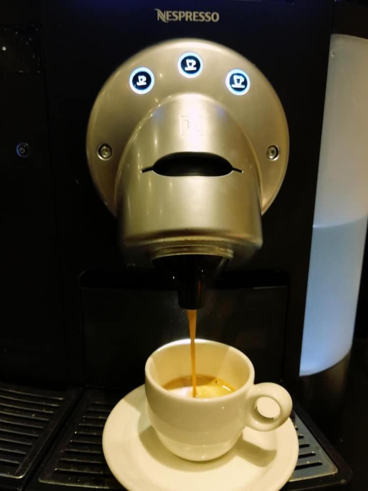 Hotel Palafox Zaragoza Luaran gambar A Nespresso machine