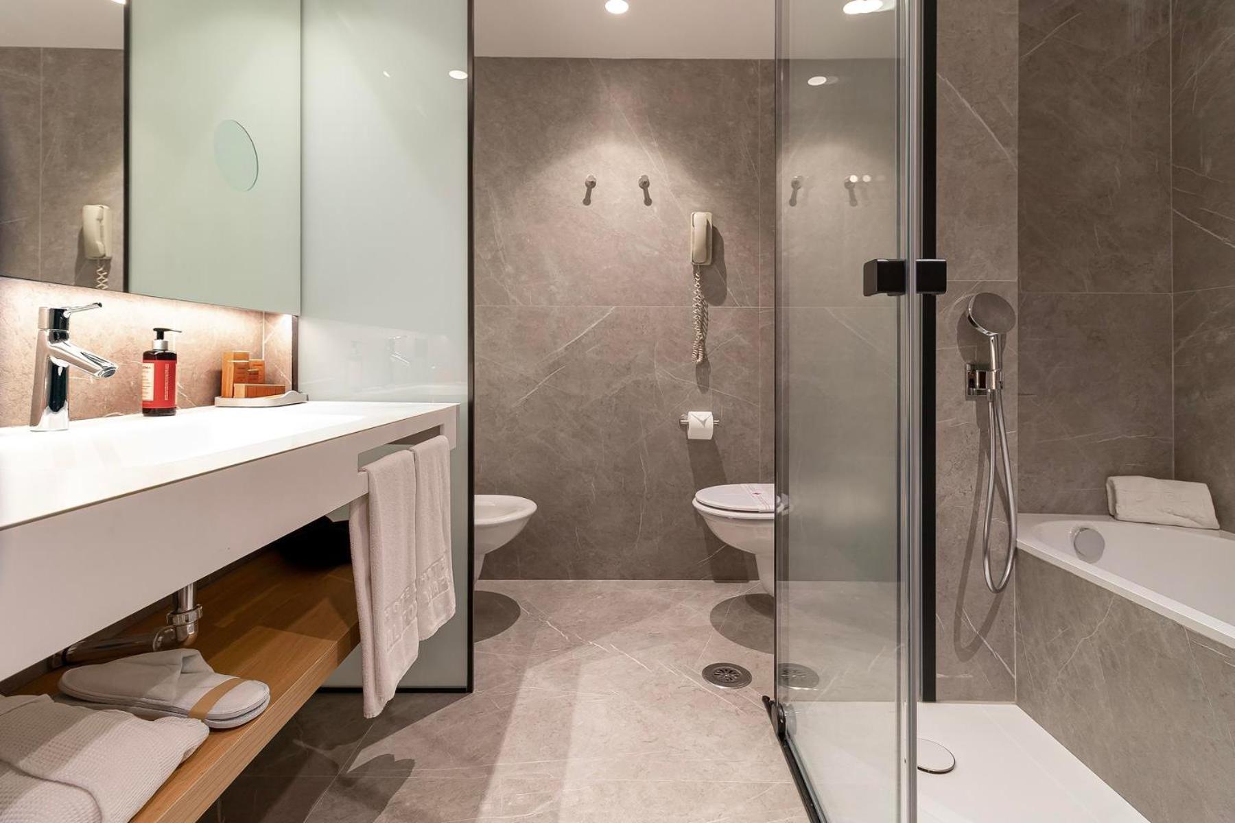 Hotel Palafox Zaragoza Luaran gambar Bathroom