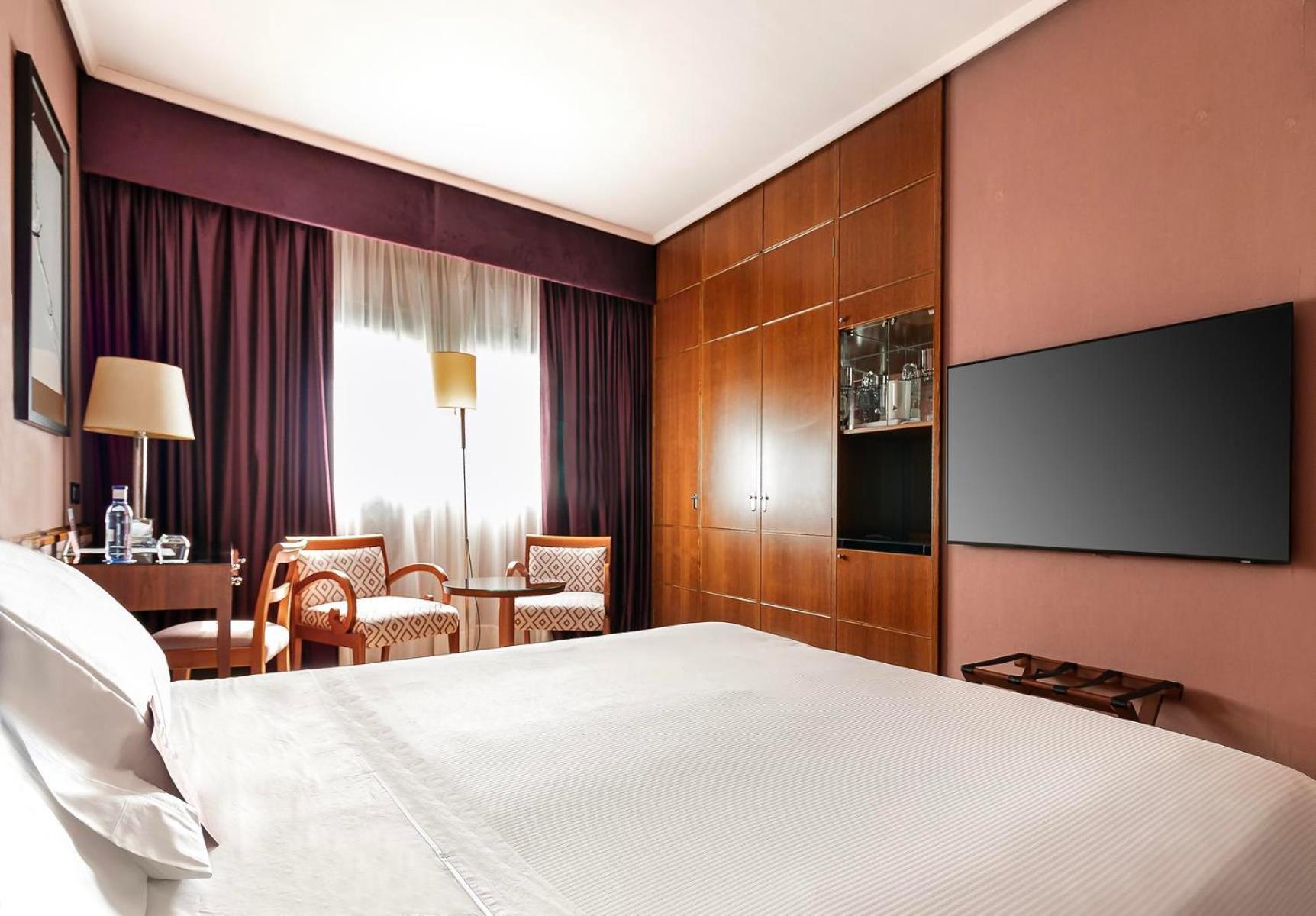 Hotel Palafox Zaragoza Luaran gambar A room at the hotel