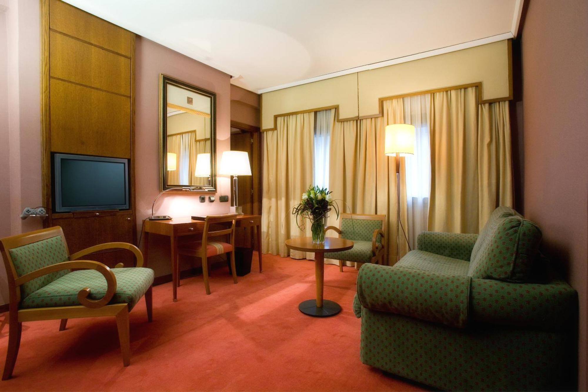 Hotel Palafox Zaragoza Luaran gambar A suite at the Hotel Excelsior