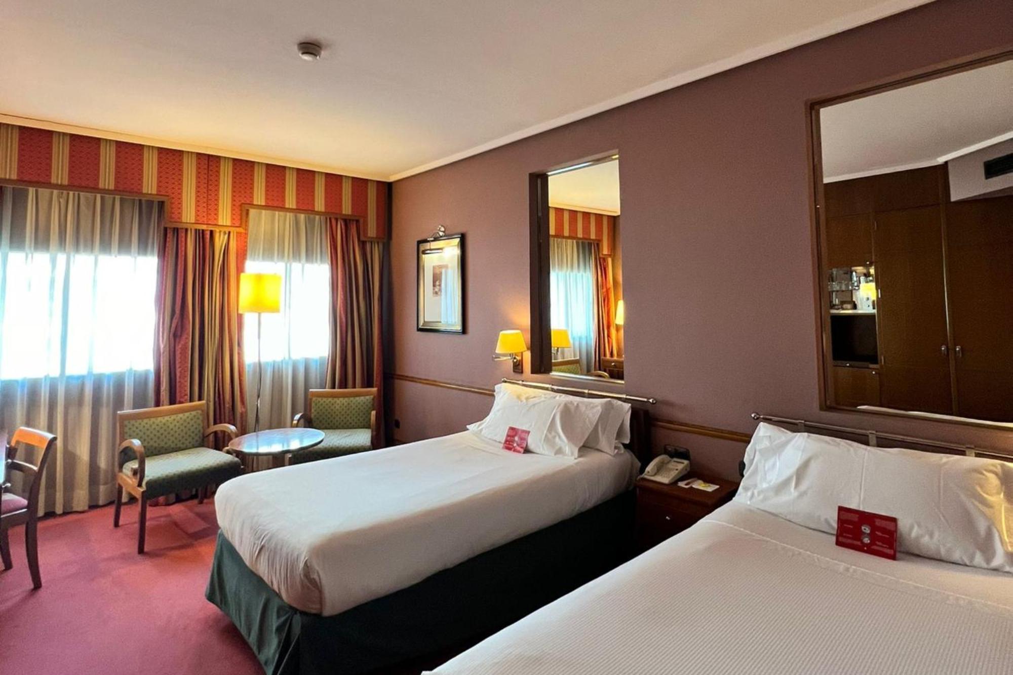 Hotel Palafox Zaragoza Luaran gambar A room at the hotel