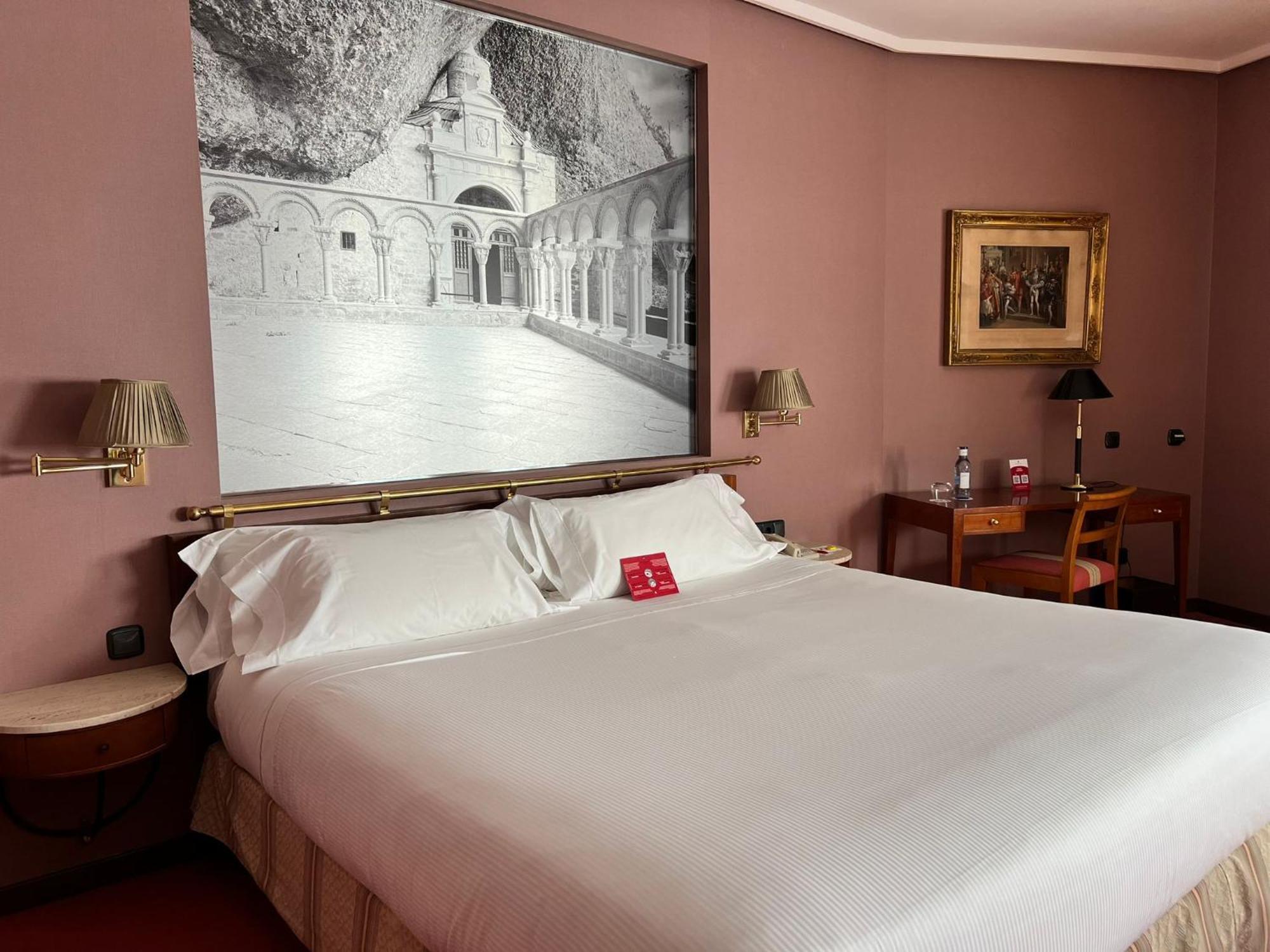 Hotel Palafox Zaragoza Luaran gambar A room at the hotel