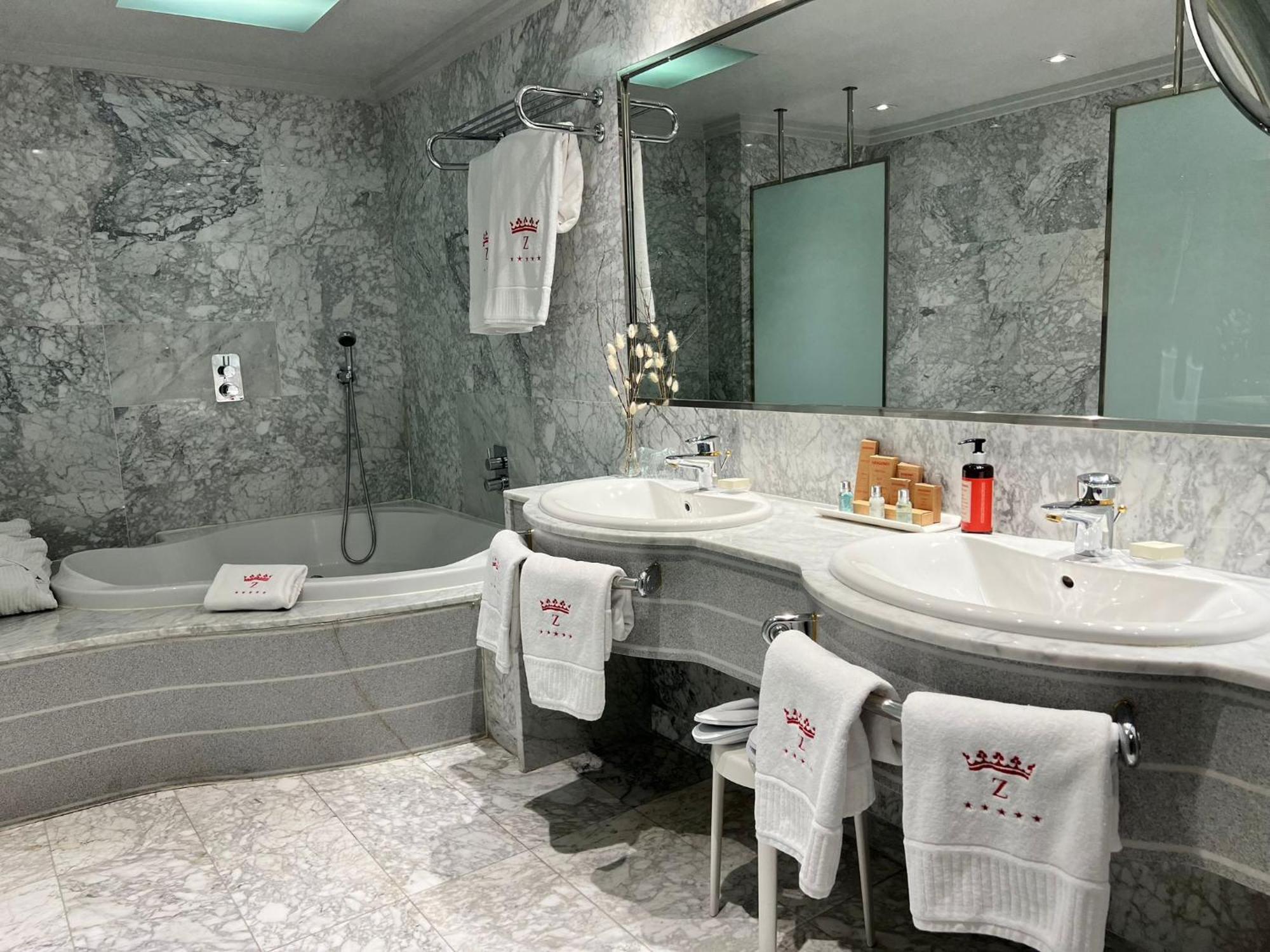 Hotel Palafox Zaragoza Luaran gambar Bathroom