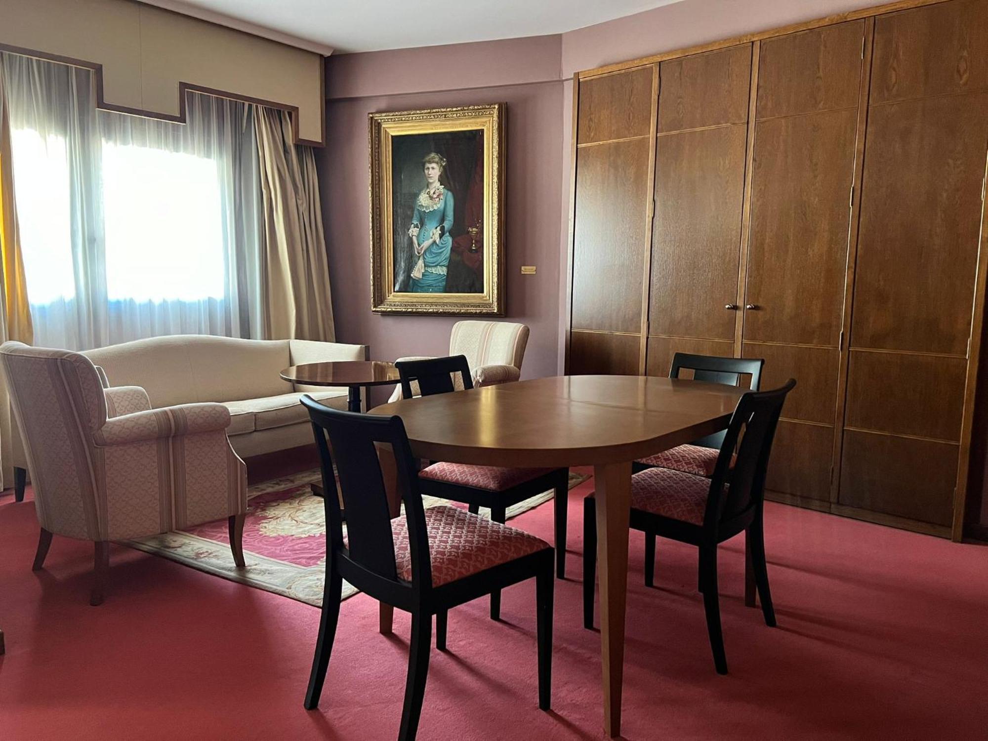 Hotel Palafox Zaragoza Luaran gambar The living room of the suite