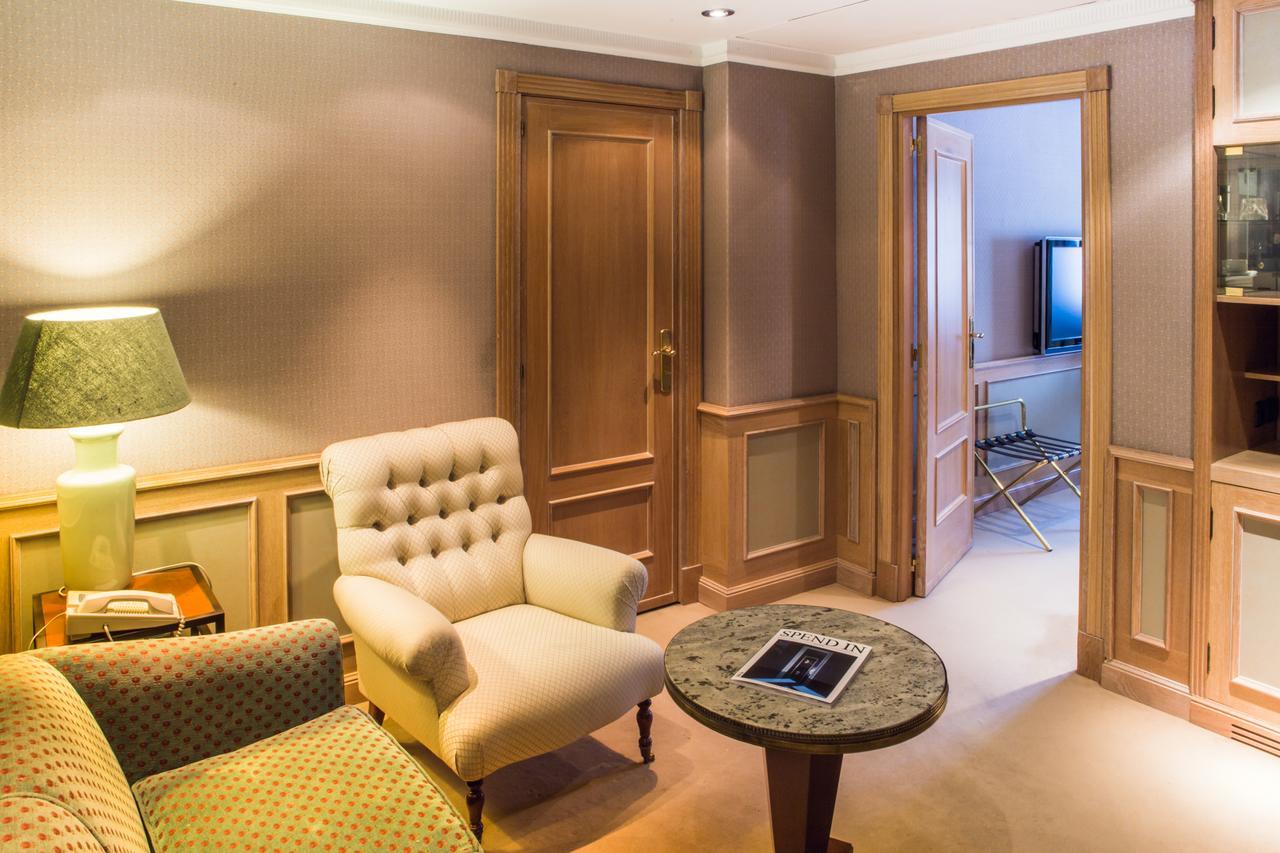 Hotel Palafox Zaragoza Luaran gambar A suite at the hotel