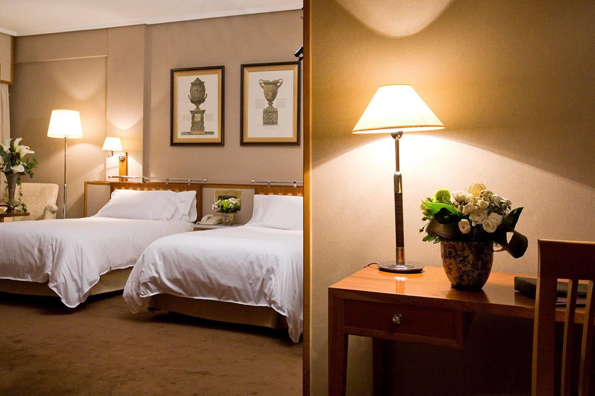 Hotel Palafox Zaragoza Luaran gambar A room at the hotel