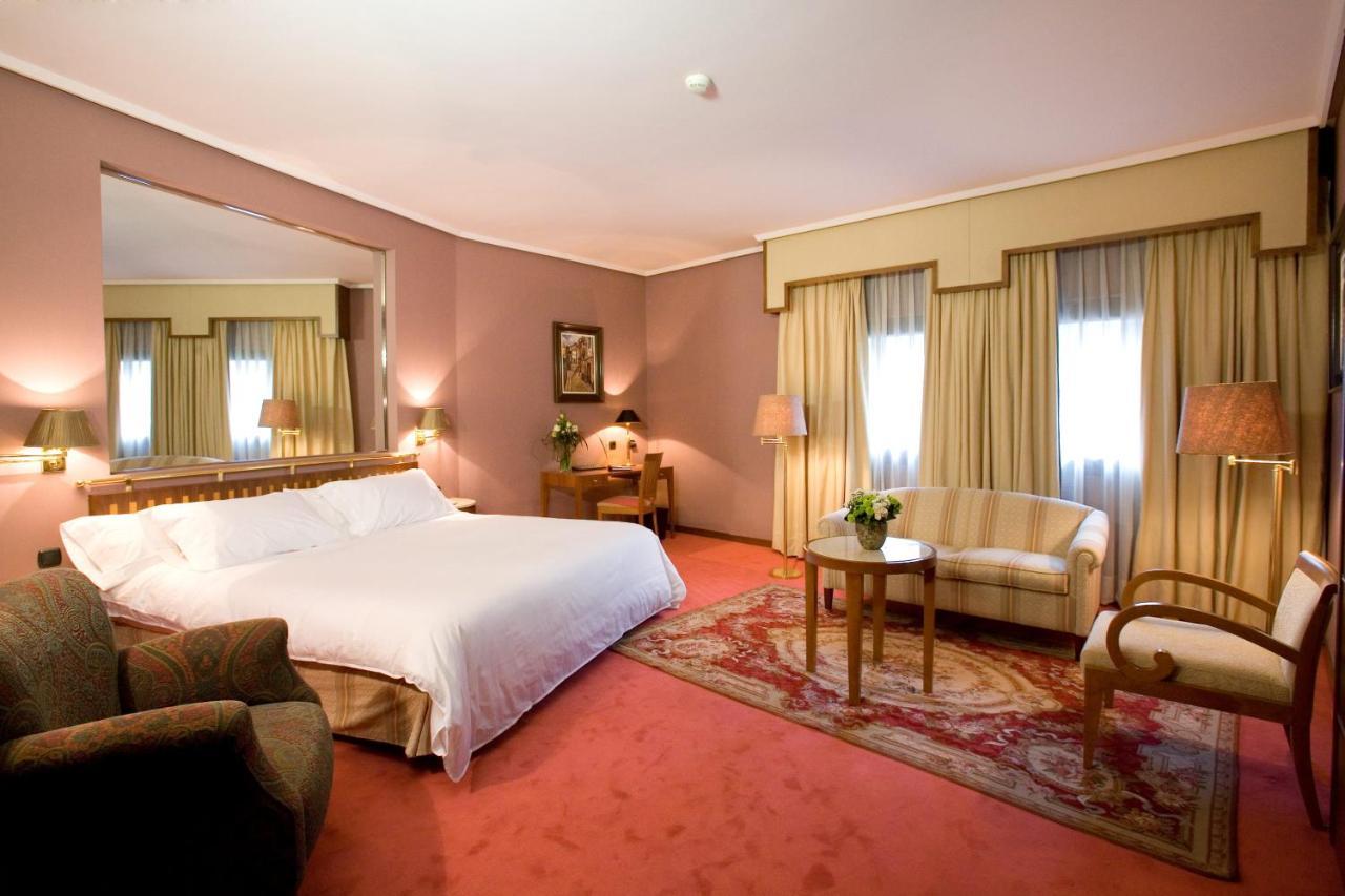 Hotel Palafox Zaragoza Luaran gambar A room at the hotel