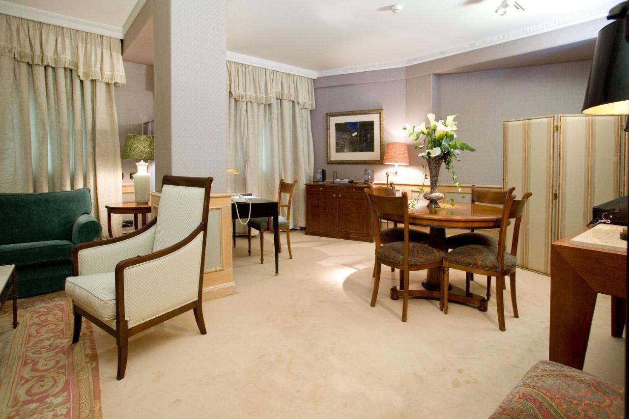 Hotel Palafox Zaragoza Luaran gambar A suite at the hotel