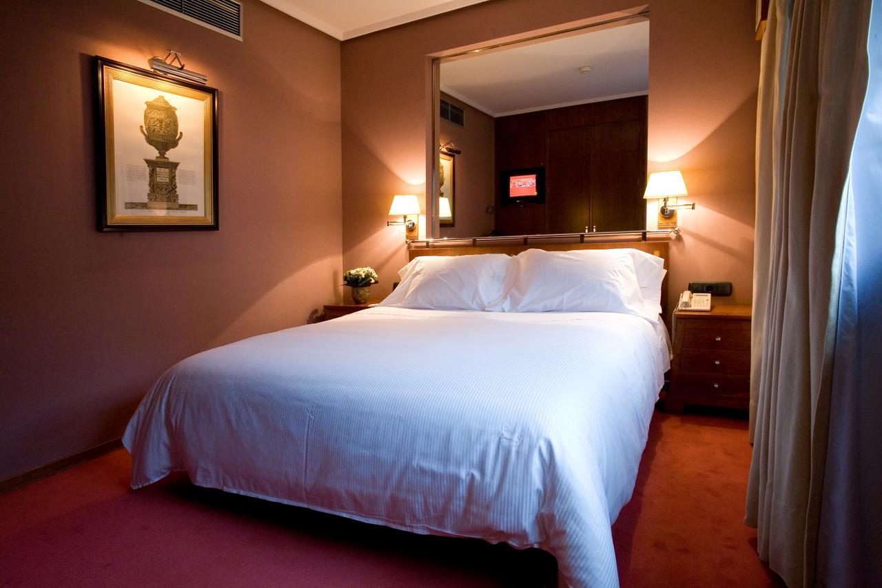 Hotel Palafox Zaragoza Luaran gambar A bedroom at the hotel