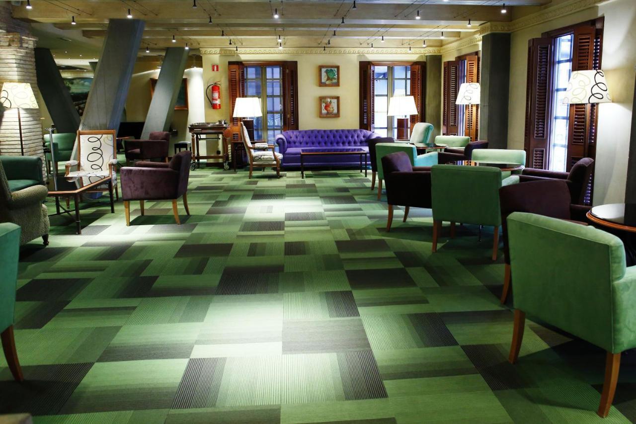 Hotel Palafox Zaragoza Luaran gambar The lobby of the Standard East Village
